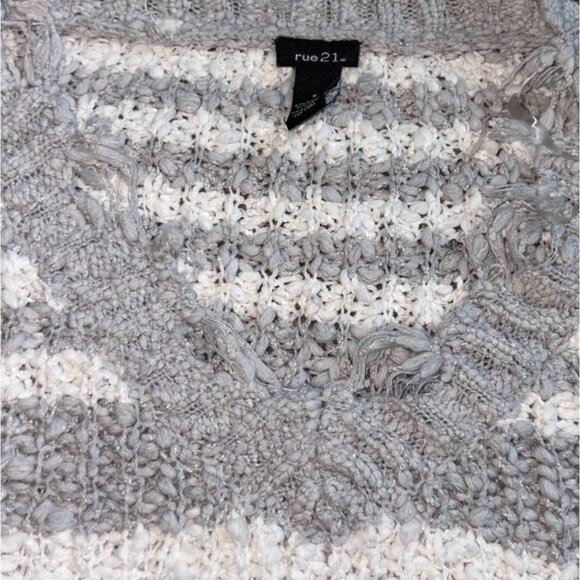 Rue 21 Womens Oversized, Distressed V-Neck, Soft Sweater-Gay/White-Size Small-GU - Picture 5 of 5